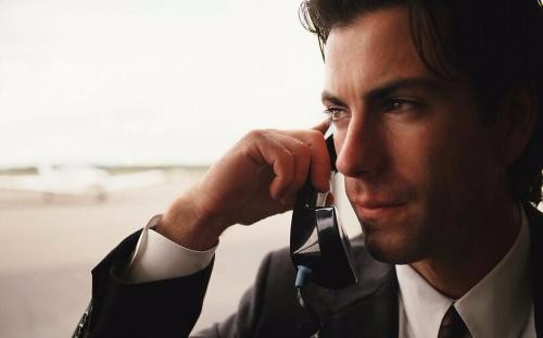 大部分的银行卡的预留手机号都是需要去银行柜台或网上银行更改。4大行中,只有工商银行的预留手机号可以在手机上修改。在此介绍。